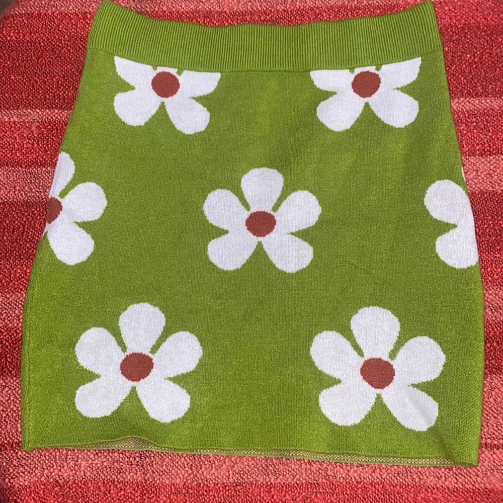 SWEATER LAND KNIT FLOWER MINI SKIRT SZ M/ L